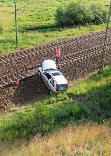 Pkw landet im Gleisbett – Bahnstrecke bei Lauchhammer vorübergehend gesperrt; Foto: Blaulichtreport Lausitz