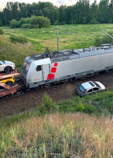 Pkw landet im Gleisbett – Bahnstrecke bei Lauchhammer vorübergehend gesperrt; Foto: Blaulichtreport Lausitz