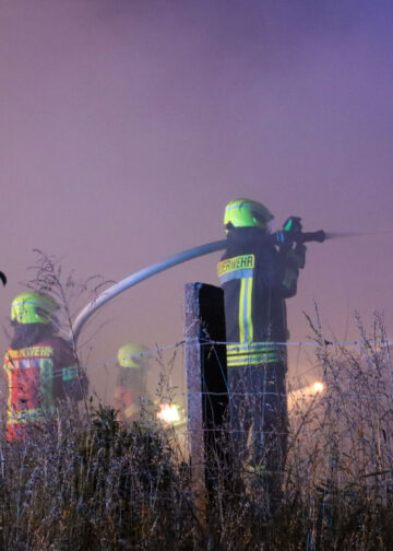 Strohballen in Schöllnitz brannten; Foto: Blaulichtreport Lausitz