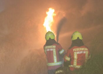 Strohballen in Schöllnitz brannten; Foto: Blaulichtreport Lausitz