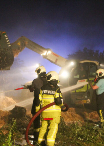 Strohballen in Schöllnitz brannten; Foto: Blaulichtreport Lausitz