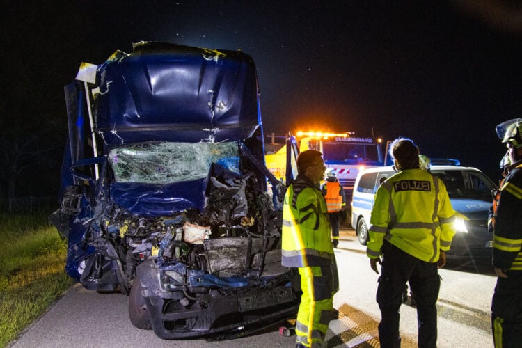 Verkehrsunfall auf der A13 zwischen Duben und Lübbenau; Foto: Blaulichtreport Lausitz