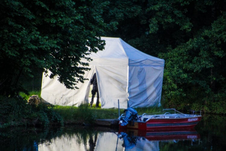 Leblose Person in der Cottbuser Spree; Foto: Blaulichtreport Lausitz