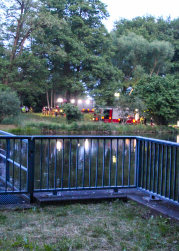 Leblose Person in der Cottbuser Spree; Foto: Blaulichtreport Lausitz