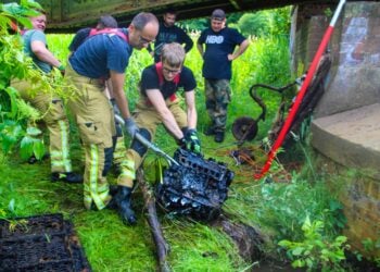 Ölfilm auf Spree: Magnetfischer entdecken Motorblock in Cottbus