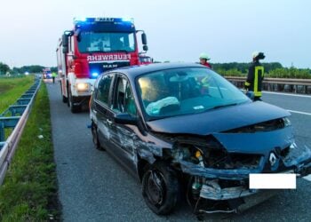 Unfall auf A13: Auto prallt gegen Leitplanken – zweistündige Sperrung