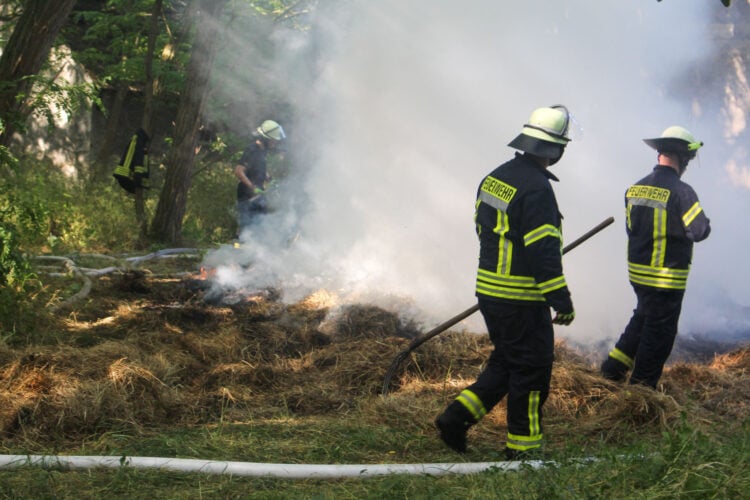 Strohballenbrand in Briesen: Foto: Blaulichtreport Lausitz