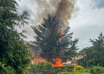 Feuerwehreinsatz nach Blitzeinschlag in Lauta. Gartenlaube in Flammen