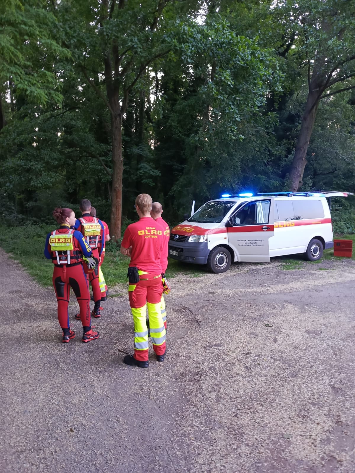 Kräfte der DLRG wurden ebenfalls zum Fundort gerufen; Foto: DLRG