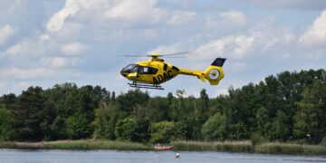Der ADAC-Rettungshubschrauber wirft in der Nähe des Übungs-Notfalls eine selbstaufblasende Rettungsboje ab (Bild: DRK-KV Lausitz/Dunja Petermann)