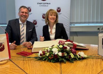 Eintrag ins Goldene Buch von Cottbus für Gelsenkirchens Stadtchefin