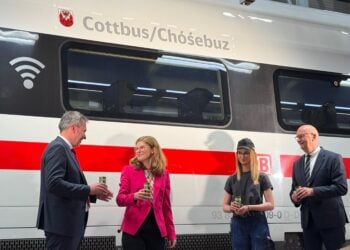 Mit Spreewälder Gurkenwasser: ICE 4 auf „Cottbus/Chóśebuz“ getauft