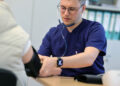 Mit Herz für Patienten im Einsatz: Allgemeinmediziner Michael Steucseck verstärkt das Praxisteam in Lauchhammer-Mitte (Bild: GHZ / Steffen Rasche)