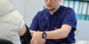 Mit Herz für Patienten im Einsatz: Allgemeinmediziner Michael Steucseck verstärkt das Praxisteam in Lauchhammer-Mitte (Bild: GHZ / Steffen Rasche)