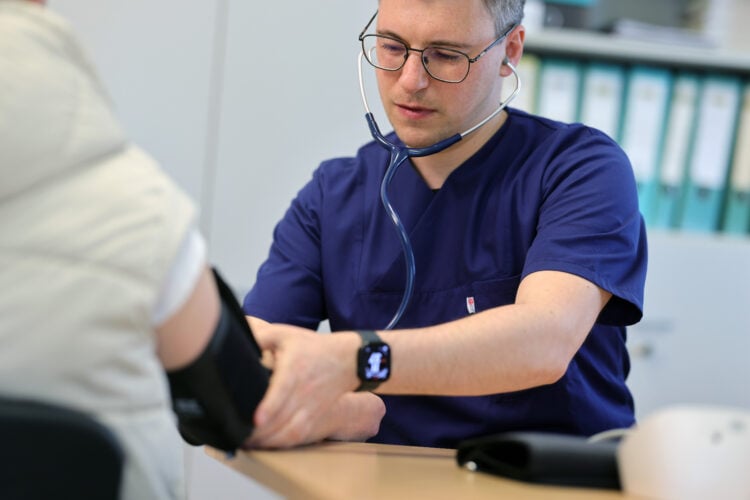 Mit Herz für Patienten im Einsatz: Allgemeinmediziner Michael Steucseck verstärkt das Praxisteam in Lauchhammer-Mitte (Bild: GHZ / Steffen Rasche)