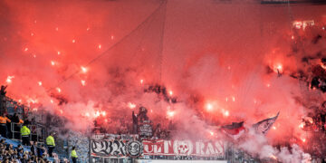Hansa Rostock gegen Energie Cottbus, Fan-Pyro sorgt für hohe Geldstrafe.; Foto: Christiane Weiland