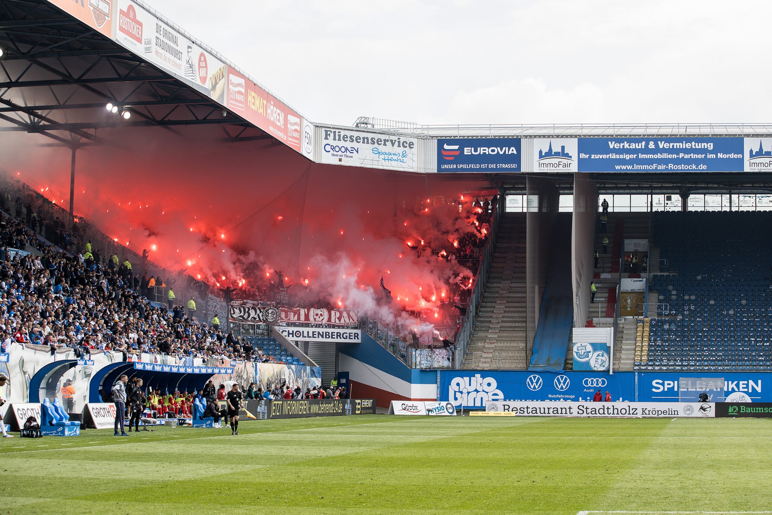 Hansa Rostock gegen Energie Cottbus, Fan-Pyro sorgt für hohe Geldstrafe.; Foto: Christiane Weiland