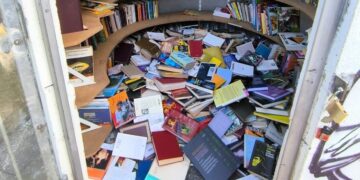 Ein Blick in die verwüstete Bücherbox