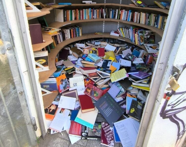 Ein Blick in die verwüstete Bücherbox