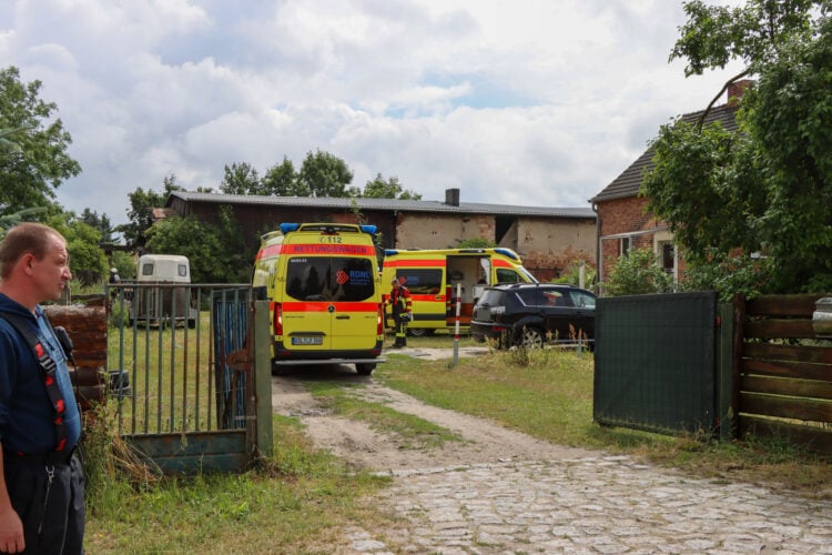 Mauereinsturz in Casel fordert zwei Verletzte; Foto: Blaulichtreport Lausitz