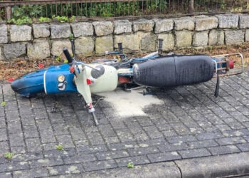 Zwei Schwerverletzte bei Unfall mit Moped in Meuro