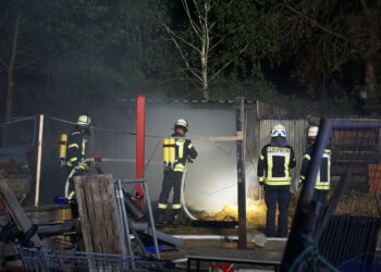 Feuer in Garage: 47-Jähriger bei Brand in Striesow verletzt