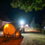 Brand in Kolkwitz-Glinzig, Landwirt hilft mit Wasserfass; Foto: Blaulichtreport Lausitz
