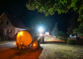 Brand in Kolkwitz-Glinzig, Landwirt hilft mit Wasserfass; Foto: Blaulichtreport Lausitz