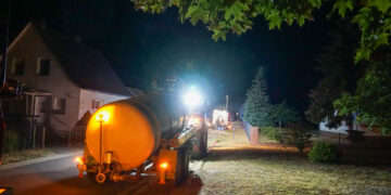 Brand in Kolkwitz-Glinzig, Landwirt hilft mit Wasserfass; Foto: Blaulichtreport Lausitz