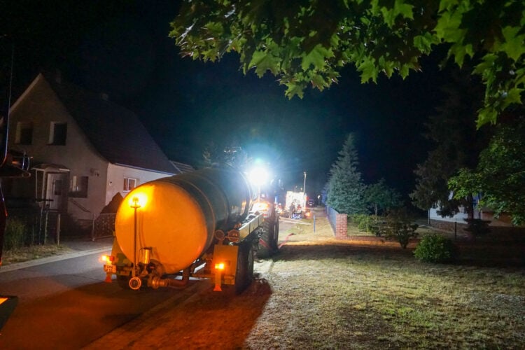 Brand in Kolkwitz-Glinzig, Landwirt hilft mit Wasserfass; Foto: Blaulichtreport Lausitz
