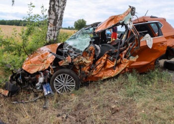 Verkehrsunfall auf der B96 bei Wormlage; Foto: Blaulichtreport Lausitz