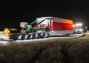 Schwertransport rollt durch Cottbus: Erste Windrad-Teile angeliefert