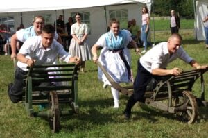 Dem Hahn geht es an den Kragen. Burger Jugend feiert 133. Erntefest