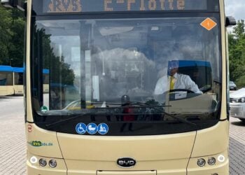 Landkreis Dahme-Spreewald nimmt 16 neue Elektrobusse in Betrieb