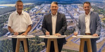 v.l.: Klaus Prietzel, Bürgermeister Schipkau, Christoph Schmidt, Bürgermeister Schwarzheide, und Jürgen Fuchs, Geschäftsführer BASF Schwarzheide GmbH (Bild: BASF)
