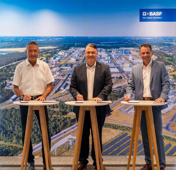 v.l.: Klaus Prietzel, Bürgermeister Schipkau, Christoph Schmidt, Bürgermeister Schwarzheide, und Jürgen Fuchs, Geschäftsführer BASF Schwarzheide GmbH (Bild: BASF)