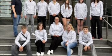 Bürgermeister Andreas Pfeiffer (l.) hat neun junge Leute aus Senftenberg auf die Reise zum Internationalen Jugendaustausch nach Püttlingen geschickt. Nach der Verabschiedung im Rathaus (Foto) haben sich die Jugendlichen ins große Abenteuer gestürzt. In Püttlingen feiern sie noch bis zum 3. August mit 50 Jugendlichen aus sieben europäischen Städten. (Bild: Stadt Senftenberg)