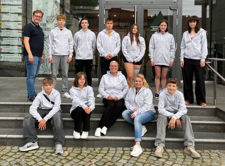 Bürgermeister Andreas Pfeiffer (l.) hat neun junge Leute aus Senftenberg auf die Reise zum Internationalen Jugendaustausch nach Püttlingen geschickt. Nach der Verabschiedung im Rathaus (Foto) haben sich die Jugendlichen ins große Abenteuer gestürzt. In Püttlingen feiern sie noch bis zum 3. August mit 50 Jugendlichen aus sieben europäischen Städten. (Bild: Stadt Senftenberg)