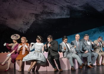 Doppelter Abschied: „Kleider machen Leute“ am Staatstheater Cottbus