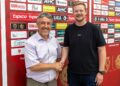 F & W Geschäftsführer Silvio Freitag mit FCE-Sponsoring-Beauftragter Paul Resagk (Bild: Steve Seiffert)