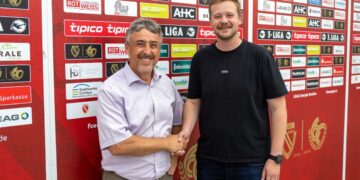 F & W Geschäftsführer Silvio Freitag mit FCE-Sponsoring-Beauftragter Paul Resagk (Bild: Steve Seiffert)