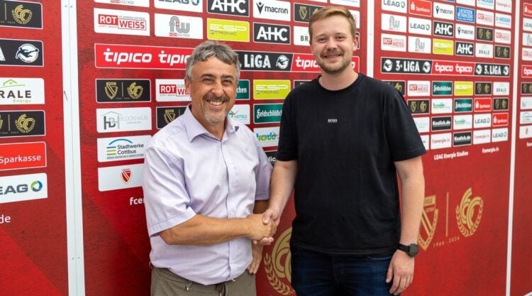 F & W Geschäftsführer Silvio Freitag mit FCE-Sponsoring-Beauftragter Paul Resagk (Bild: Steve Seiffert)