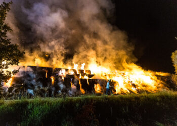 Strohballen in Werben gehen in Flammen auf. Großeinsatz der Feuerwehr