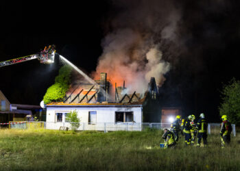 Großeinsatz in Bersteland: Feuerwehr löscht Wohnhausbrand im Wald