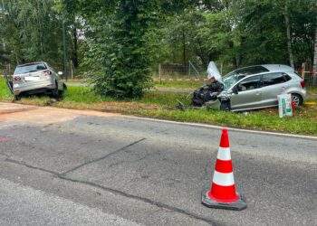 Schwerer Unfall auf der B96 bei Kleinkoschen: Zwei Verletzte