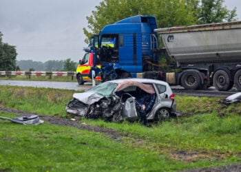 87-Jähriger nach schwerem Autounfall bei Lauchhammer tot aufgefunden