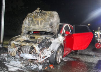 Polizei ermittelt nach Autobrand in Cottbus