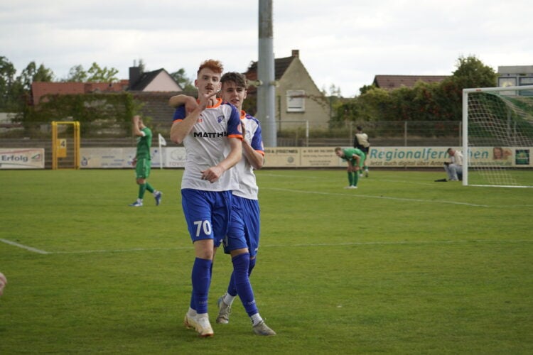 Steven Zizka und Toby Michalski (re.) nach dem 1:1 Ausgleichstreffer (Bild: Marcel Ohnrich