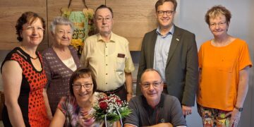 Zur eisernen Hochzeit  von Anita und Karlheinz Haupt gratulieren neben den Kindern Sylvia, Karin, Susanne, Kerstin und Lutz auch Bürgermeister Andreas Pfeiffer (2.v.r.).  Bild: Andrea Budich