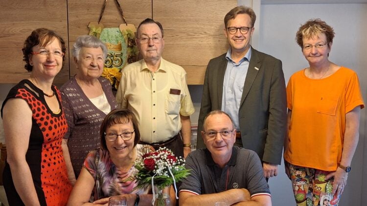 Zur eisernen Hochzeit  von Anita und Karlheinz Haupt gratulieren neben den Kindern Sylvia, Karin, Susanne, Kerstin und Lutz auch Bürgermeister Andreas Pfeiffer (2.v.r.).  Bild: Andrea Budich
